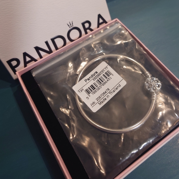 Pandora Moments Sparkling Snowflake Clasp Bangle NWT, NIB, SOLD-OUT ONLINE - Picture 5 of 6